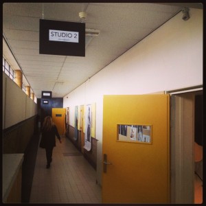 Gang naar Studio 2, ruimte voor Linda en Studio 3 (ook visagie)